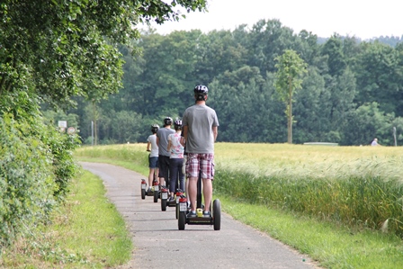 uploads/mediapool/Segway/Segway neben der Bahn klein.jpg